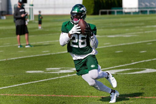 New York Jets running back Le'Veon Bell participates during practice at the NFL football team's training camp in Florham Park, N.J., Thursday, July 25, 2019. (AP Photo/Seth Wenig)