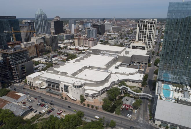The Austin City Council could raise the local hotel tax Thursday and dedicate that new revenue to expanding the Austin Convention Center, a move that would undermine the Travis County Commissioners Court's desire to redevelop the Expo Center. [JAY JANNER/AMERICAN-STATESMAN]
