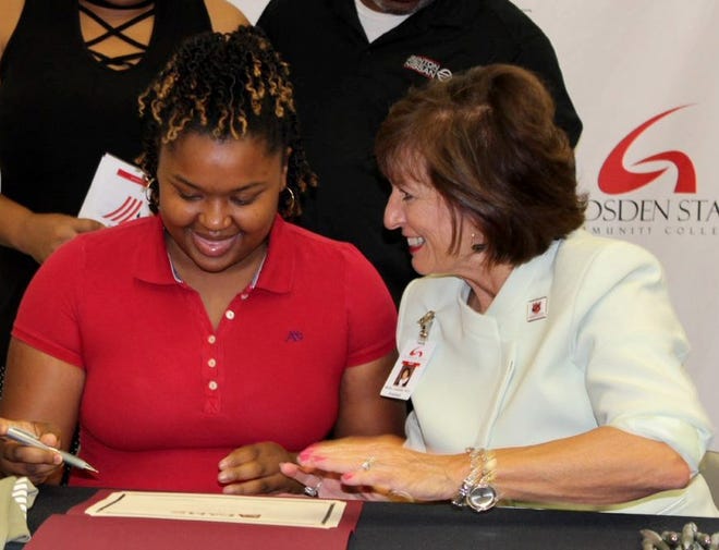 Savona Garrett, left, signs the FAME program contract as Gadsden State President Dr. Martha Lavender looks on. Garrett is the only female in Gadsden State´s FAME program and works at General Dynamics in Anniston. [Gadsden State Community College/Special to The Times]