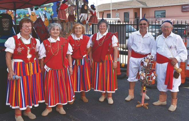 Grupo Folclórico do Clube Madeirense S.S. Sacramento na cerimónia de abertura da festa.