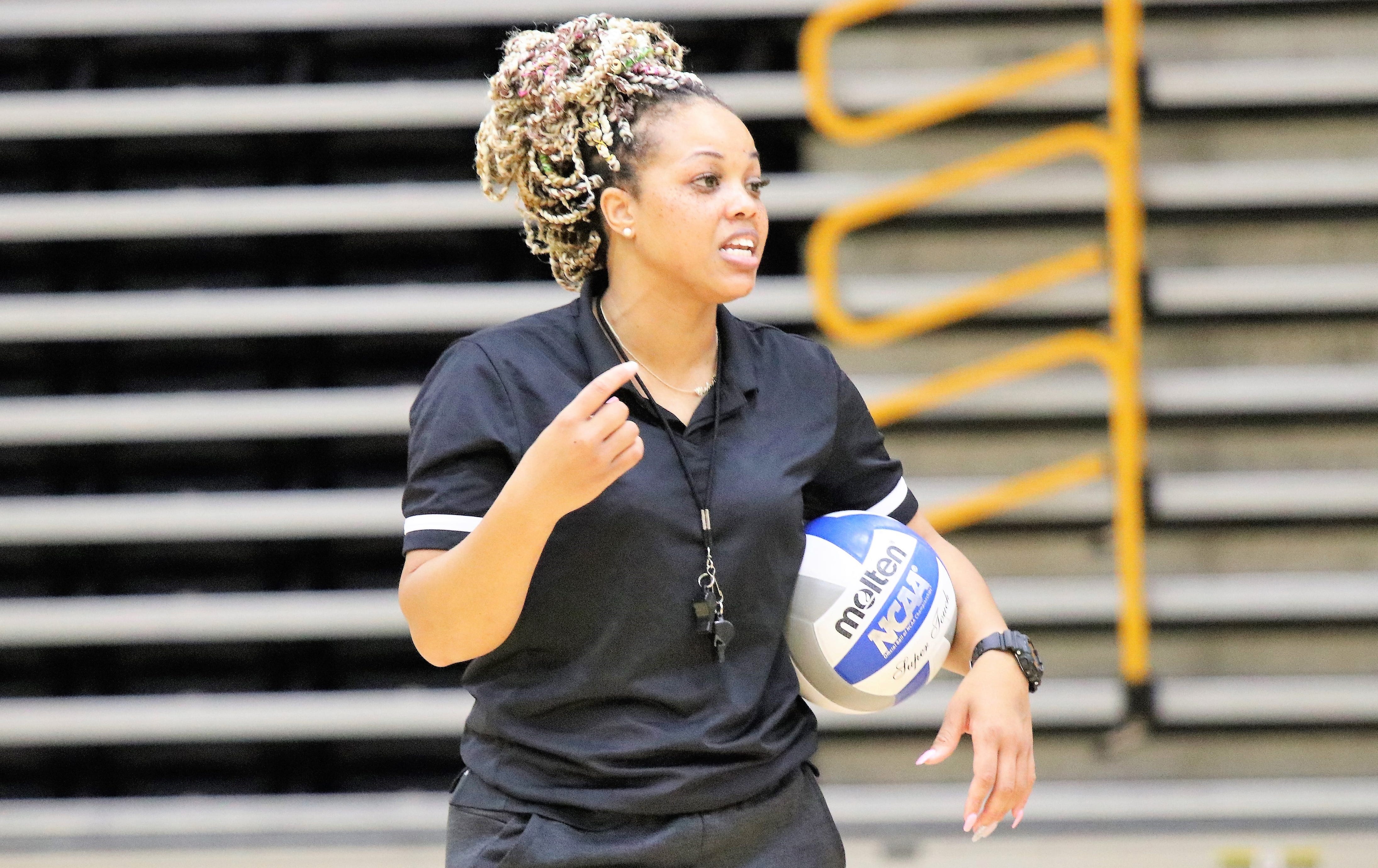 Arriba 51+ imagen volleyball coach chelsey lucas