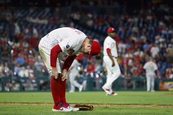 Phillies first baseman Rhys Hoskins adjusts his uniform after committing a costly error in the ninth inning of Tuesday's 5-4 home loss to the Pirates. [MATT SLOCUM / ASSOCIATED PRESS]