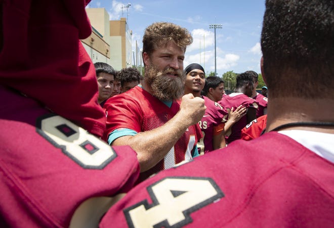 Miami Dolphins quarterback Ryan Fitzpatrick discusses beard grooming with players from Miami Lakes High School. [ALLEN EYESTONE/palmbeachpost.com]