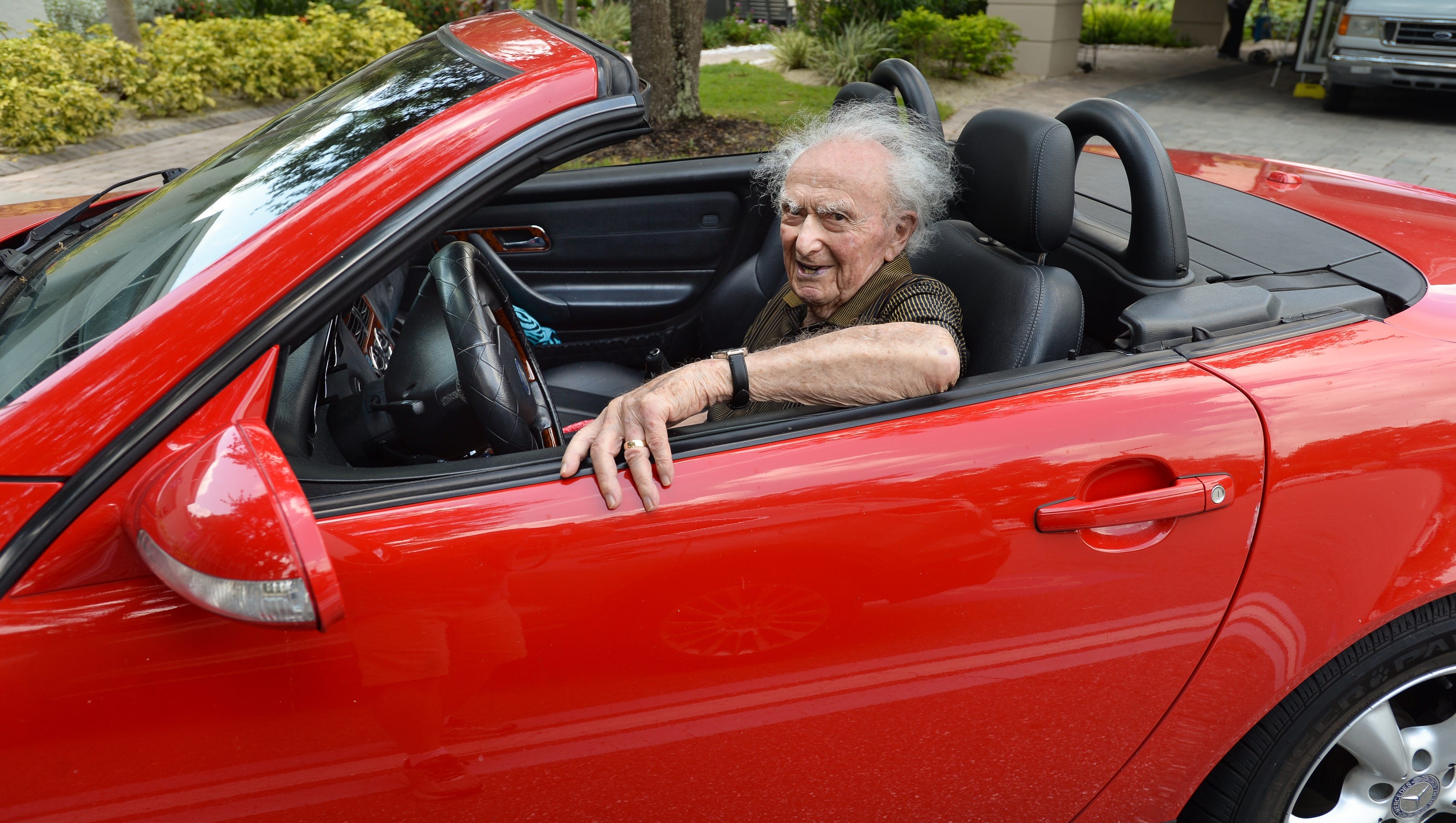 Дорога пенсионерам. Дед на спорткаре. Бабка в спорткаре. Пенсионеры в кабриолете. Пенсионеры на авто.