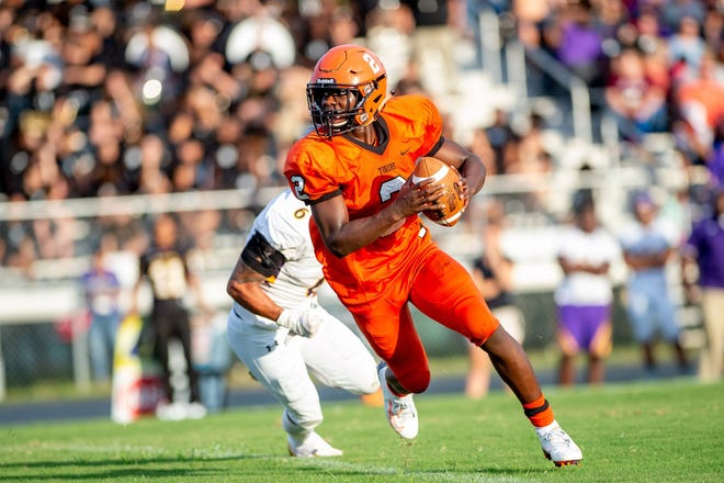 South View senior quarterback Jevon Carter has completed 72 percent of his passes through three games with five touchdowns and one interception. [Raul F. Rubiera/The Fayetteville Observer]