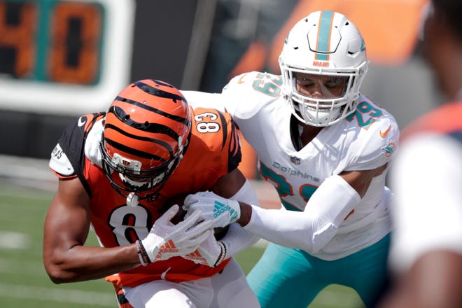 Dolphins' defensive back Minkah Fitzpatrick (29) tackles Cincinnati Bengals wide receiver Tyler Boyd (83) after a catch during a game last year. A person familiar with the negotiations says Fitzpatrick has been traded to the Pittsburgh Steelers for a first-round draft pick in 2020. [AP Photo/Michael Conroy, File]