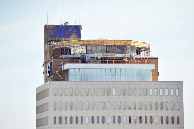 Repair work underway on the top of the JEA building in downtown Jacksonville, August 1, 2018. [Bob Self/Florida Times-Union]