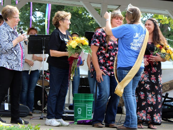 Rachel Yoder is crowned Homemaker of the Year at the Hillsdale County Fair Sunday afternoon. [NANCY HASTINGS PHOTO]