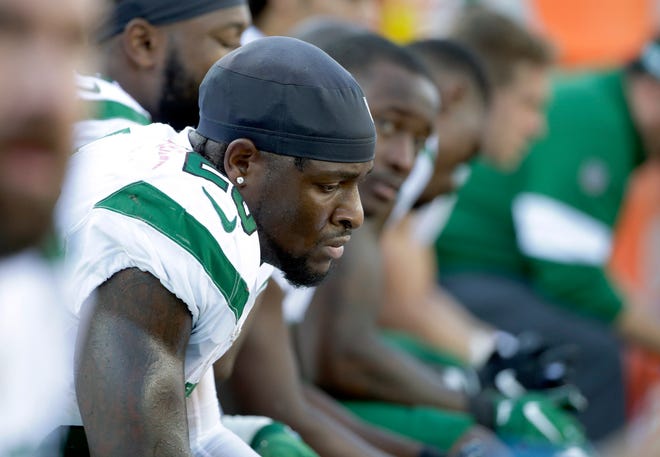 New York Jets running back Le'Veon Bell sits on the bench near the end of last Sunday’s loss to the Patriots in Foxborough, Mass. [STEVEN SENNE/Associated Press]]