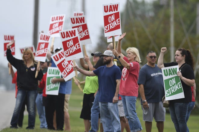 United Auto Workers members picket outside of the General Motors Lansing Delta Township plant Monday, Sept. 16, 2019. More than 49,000 members of the United Auto Workers went on strike Monday against General Motors, bringing more than 50 factories and parts warehouses to a standstill in the union's first walkout against the No. 1 U.S. automaker in over a decade. (Matthew Dae Smith/Lansing State Journal via AP)