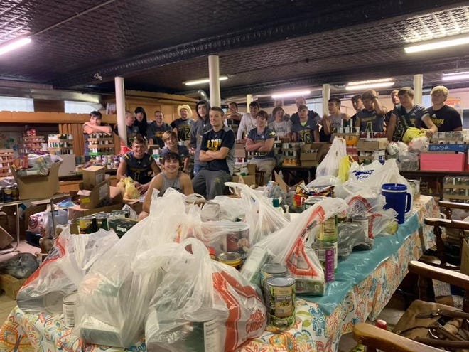 During homecoming week, Abingdon-Avon High School students donated 8,776 cans to the Abingdon Food Pantry. [SUBMITTED PHOTO]
