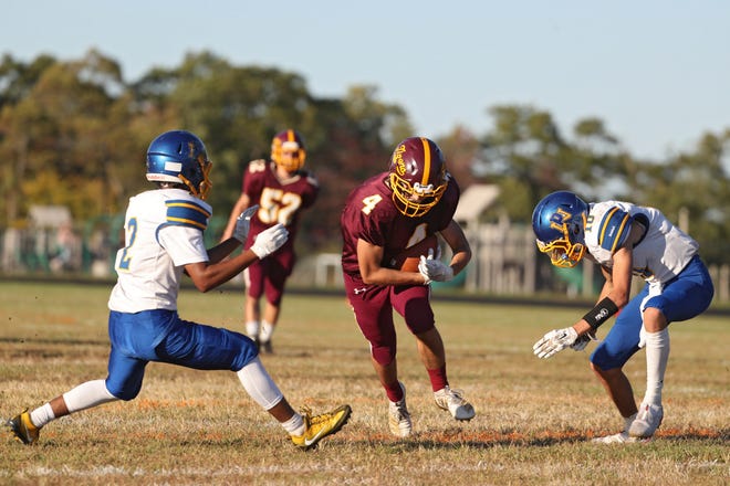 Mike Beaulieu and the Tiverton football team crushed Hope 40-8 on Saturday in Providence. [LOUIS WALKER III PHOTO]