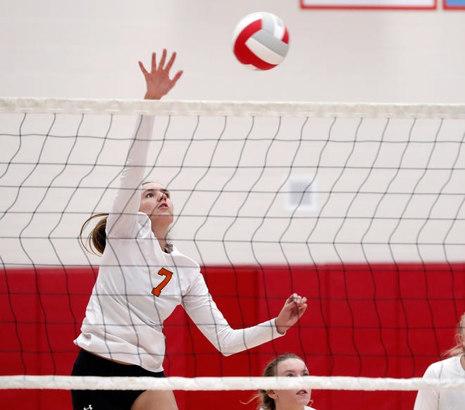 Kate Roth (7) and Spruce Creek are expected to earn a wild card into the Region 1-7A volleyball playoffs on Sunday. [News-Journal/Nigel Cook]