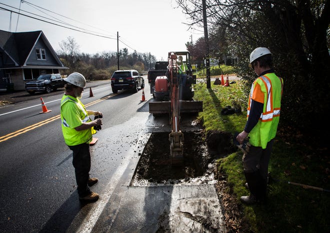 A crew works to repair a water main break along Route 206 Monday in Andover Borough. [Photo by Daniel Freel/New Jersey Herald (NJH)]