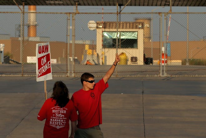 Production workers with United Auto Workers Local 2250 picket outside the General Motors truck assembly plant in Wentzville in September. [Christian Gooden/St. Louis Post-Dispatch via AP]