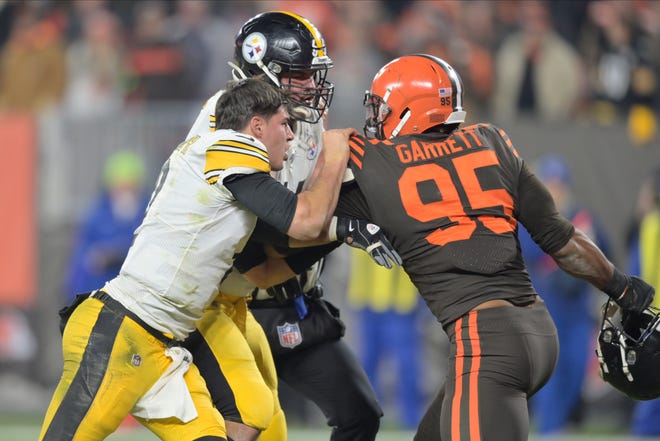 Pittsburgh Steelers quarterback Mason Rudolph (2) and offensive guard David DeCastro (66) react beside Cleveland Browns defensive end Myles Garrett (95) in the fourth quarter of an NFL football game, Thursday, Nov. 14, 2019, in Cleveland. The Browns won 21-7. (AP Photo/David Richard)