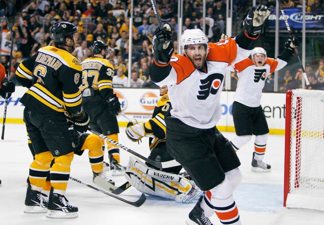 The Flyers' Simon Gagne celebrates his go-ahead goal in the third period of Game 7 against the Bruins in 2010. [MICHAEL DWYER / ASSOCIATED PRESS FILE]
