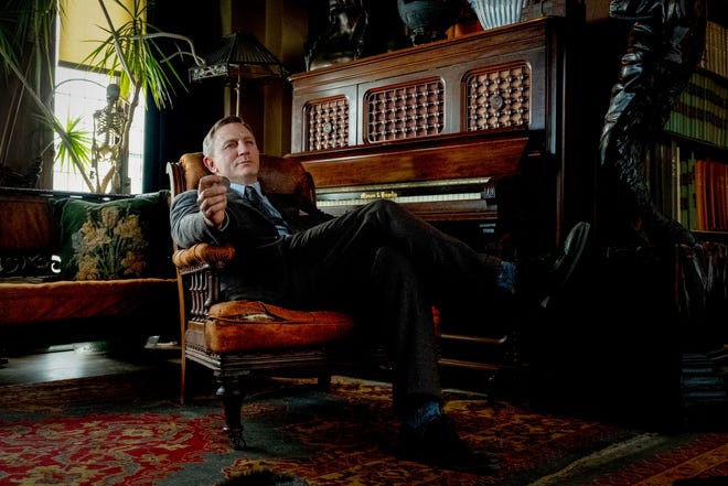 Daniel Craig displays an “ornamental” pose as Benoit Blanc. [Lionsgate]