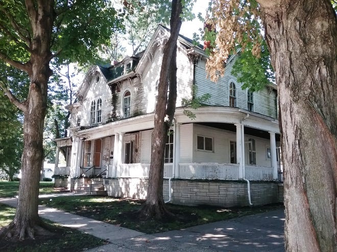 The Ray House in Rushville, which dates from the 1830s, is not in the best of shape. But a newly formed local architecture society is attempting to restore to its former glory a house where Abraham Lincoln once spoke. [NICK VLAHOS/JOURNAL STAR]