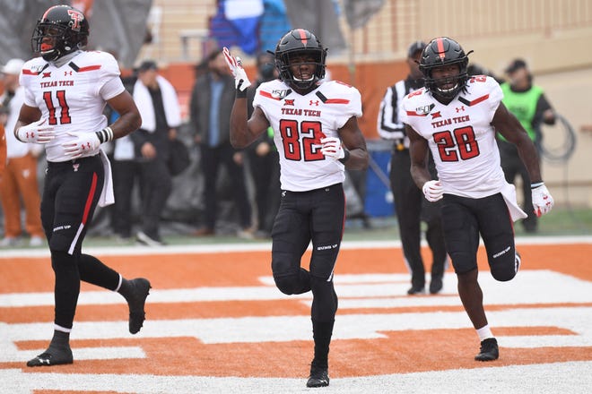 Texas Tech receiver KeSean Carter (82) signals to the crowd after catching a touchdown pass early in the Red Raiders’ 49-24 loss to Texas on Saturday at Royal-Memorial Stadium in Austin. [SCOTT WACHTER/USA TODAY SPORTS]