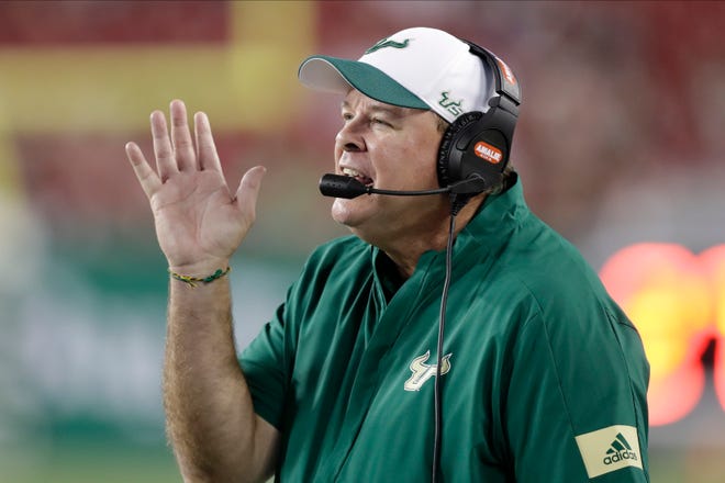 South Florida offensive corrdinator Kerwin Bell IS having trouble getting his “play fast, score faster” offense to work. [ CHRIS O’MEARA/THE ASSOCIATED PRESS ]