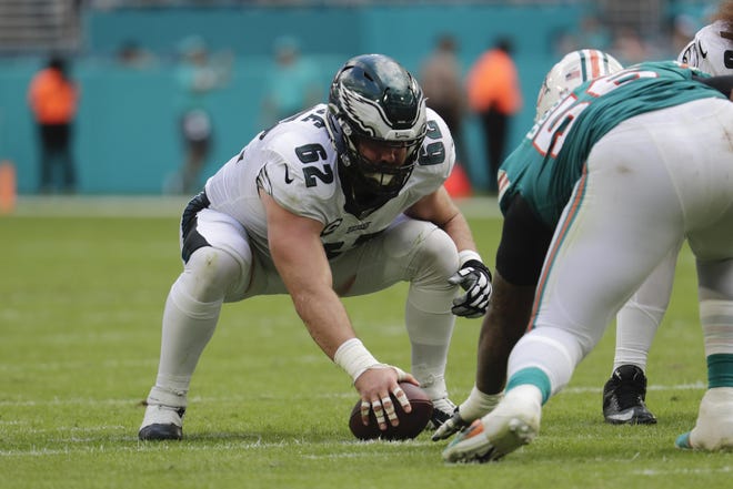 Eagles center Jason Kelce prepares to snap the ball during Sunday’s loss to the Dolphins. [LYNNE SLADKY / ASSOCIATED PRESS]