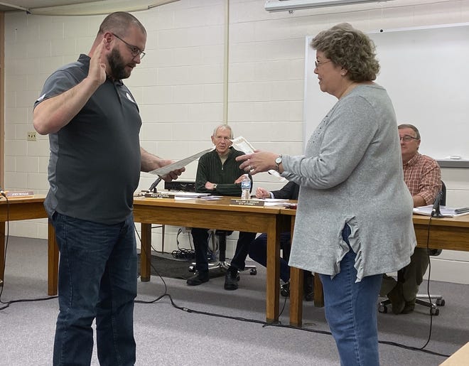 Nathan Fleming (left) is sworn in as Ward 1 Alderman by City Clerk Nancy Reed during the Farmington City Council’s regular meeting Monday night. [Hannah Schrodt/Daily Ledger]