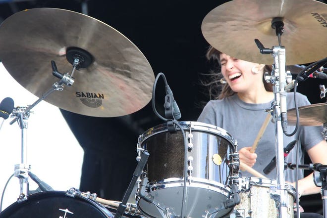 Lead singer and drummer Stefanie Mannaerts of Brutus.