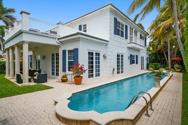 Homeowner Christopher Peluso updated the pool as part of his extensive renovations of a house at 269 Ibis Isle Road W. on Palm Beach’s Ibis Isle. The four-bedroom property is listed for sale at $3.195 million. [Photo by VHT Studios, courtesy Douglas Elliman]