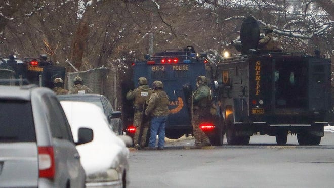 Columbus police SWAT officers respond to the Hardesty Village residential complex on the West Side on Monday, Dec. 16. [Eric Albrecht/Dispatch]