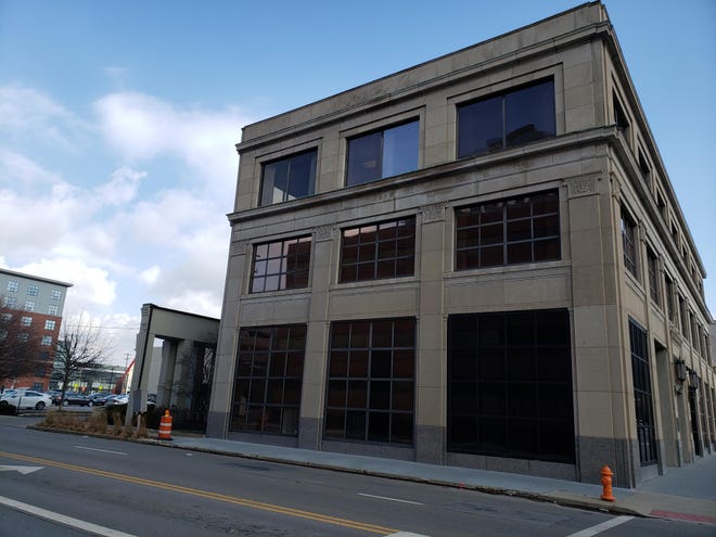 A building at 366 E. Broad St., on the northeast corner of Broad and Grant Avenue will be renovated as part of a plan that includes adding an 11-story apartment building behind the building, along Grant. [Jim Weiker/Dispatch]