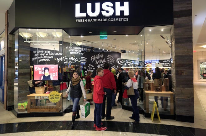 Shoppers wait in line to get into LUSH Cosmetics at Polaris Fashion Place during a previous year’s post-Christmas sale. [Kyle Robertson/Dispatch file photo]