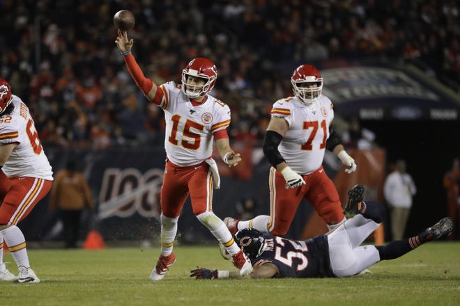 Patrick Mahomes (15) and the Chiefs play at the same time as the Patriots on Sunday. Mahomes has a lot to play for, given that a Patriots loss and a Chiefs win lands him the No. 2 seed and a first-round bye. [Nam Y. Huh/The Associated Press]