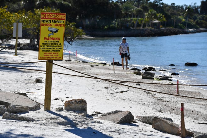A Siesta Key property owner has erected a barricade along a popular public beach access to discourage people from walking on the beach in front of their house. Concrete rubble, ropes and signs have been posted along Sarasota County Beach Access 1 at N. Shell Road on Siesta Key. Stakes mark the mean high water mark where they public is allowed to walk. [Herald-Tribune staff photo / Mike Lang]