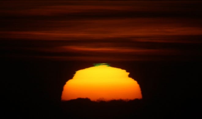 This is an unusual green flash as the sun was setting past the ocean horizon, as seen from San Francisco, Dec. 10, 2007. [Photo by Brocken Inaglory (Own work) [CC BY-SA 3.0 (https://creativecommons.org/licenses/by-sa/3.0)], via Wikimedia Commons]