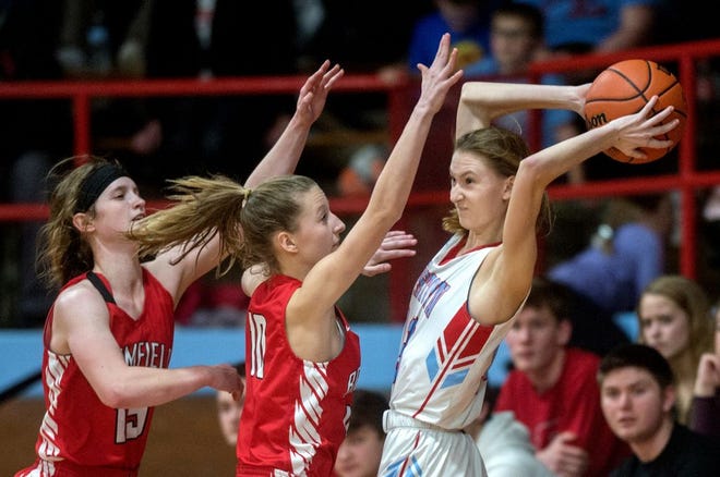 Lewistown's Kate Heffren, right, looks for an outlet as Brimfield's Haley Wallace, left, and Elly Doe put on the pressure in the second half Thursday, Jan. 23, 2020 in Lewistown. No. 2-ranked Lewistown defeated No. 3-ranked Brimfield 78-56. [MATT DAYHOFF/JOURNAL STAR]