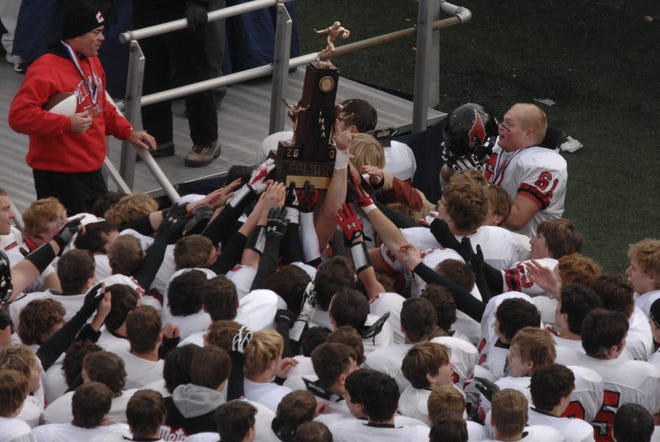 Metamora players hoist the 2007 Class 5A Championship trophy after their 17-14 win over Morris at Memorial Stadium in Champaign. [RON JOHNSON/JOURNAL STAR ARCHIVES]