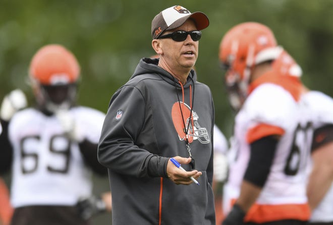 Ex-Cleveland Browns offensive coordinator Todd Monken, a 1989 Knox College grad, watches a drill during an OTA at the team's training facility in Berea, Ohio. Monken is Kirby Smart's choice to lead Georgia's offense. [AP Photo/Ron Schwane]