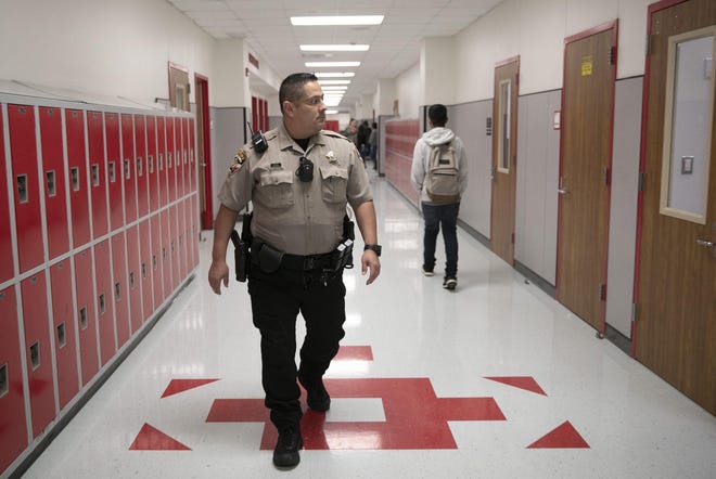 Travis County sheriff’s Deputy Steven Robles patrols the halls at Del Valle High School on Tuesday. The Del Valle school board Tuesday night approved creating a district-run police force. [JAY JANNER/AMERICAN-STATESMAN]