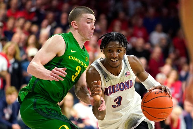 Oregon senior point guard Payton Pritchard (3) led the No. 14 Ducks with 38 points in an overtime win at No. 24 Arizona on Saturday. He was named the Pac-12 player of the week on Monday. [AP Photo/Rick Scuteri]