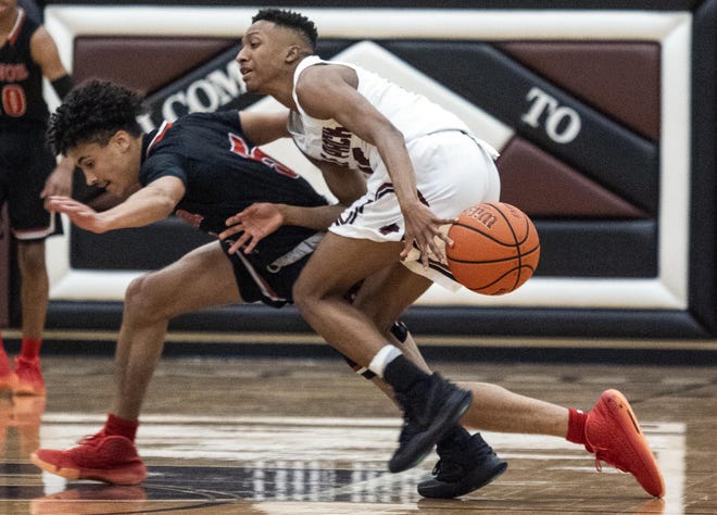 Manor’s Tyrone Haywood, left, and Weiss’ Princeton Humphries battle for a loose ball during the first half of a Class 5A bi-district playoff game Tuesday at Round Rock High School. Manor defeated Weiss 78-50. [Rodolfo Gonzalez for Statesman]