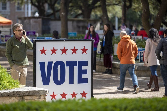 University of Texas students walk an early voting site last month at the University of Texas. [RICARDO B. BRAZZIELL/AMERICAN-STATESMAN]