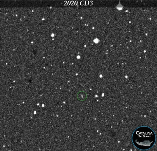 A screenshot from a time-lapse image series of the “mini-moon” 2020 CD3, discovered temporarily orbiting the Earth. The captured asteroid is about 6 to 12 feet wide. The object has been circled on the image. [Catalina Sky Survey, University of Arizona]