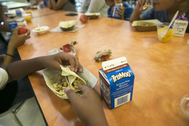 Kids eat lunch at Travis High School in Austin in this 2017 photo. [DEBORAH CANNON / AMERICAN-STATESMAN/FILE]