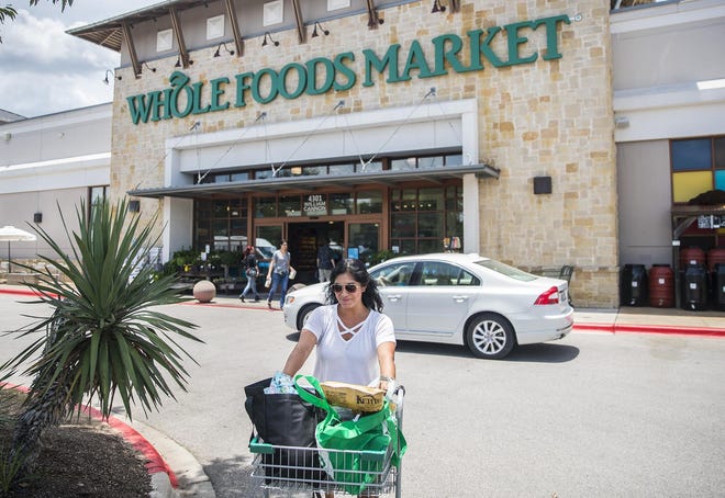 Rebecca Forchione walks back to her car after shopping at Whole Foods on June 8, 2018. [RICARDO B. BRAZZIELL / AMERICAN-STATESMAN]