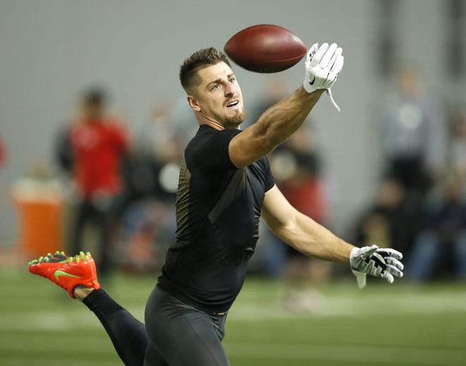 Ohio State Buckeyes tight end Nick Vannett (81) just misses a pass during the Ohio State football pro day at the Woody Hayes Athletic Center on Friday, March 11, 2016. (Columbus Dispatch photo by Jonathan Quilter)