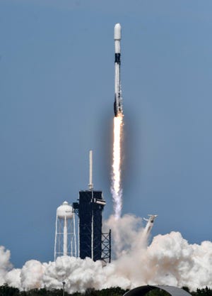 A SpaceX Falcon 9 rocket launches 60 Starlink internet satellites from Kennedy Space Center's pad 39A on Wednesday. [CRAIG BAILEY/FLORIDA TODAY]