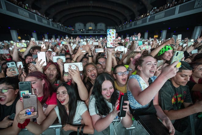 Fans cheer as Billie Eilish performs at the Shrine Auditorium in Los Angeles, Calif., on July 9, 2019. ]Photo/Allen J. Schaben/Los Angeles Times/TNS]
