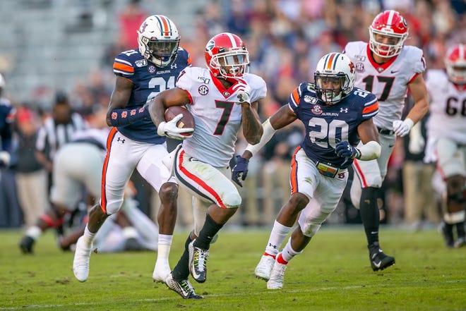 Georgia running back D'Andre Swift runs the ball in a game at Auburn on Nov. 15, 2019. [Ken Ward, for the Athens Banner-Herald]