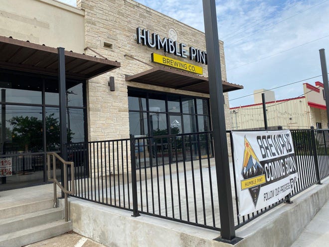 Leander's Humble Pint opened this spring during the coronavirus pandemic after more than a year under construction and other delays. [Arianna Auber / AMERICAN-STATESMAN]